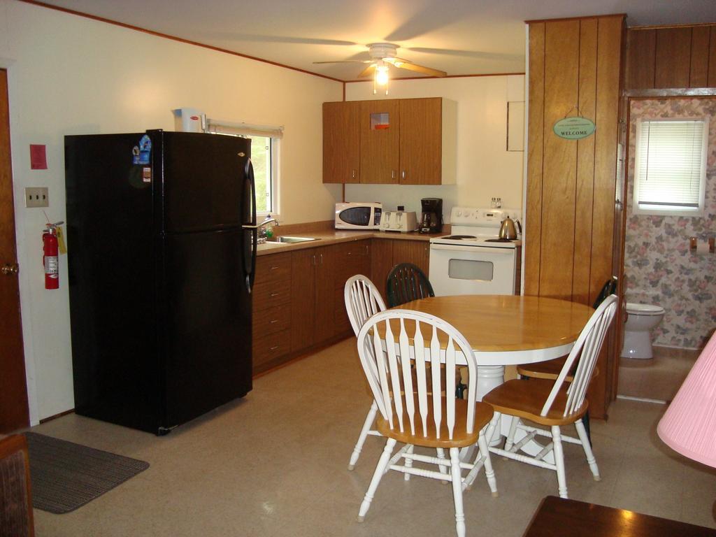Woodland Cedars Family Cottage Resort Wasaga Beach Room photo