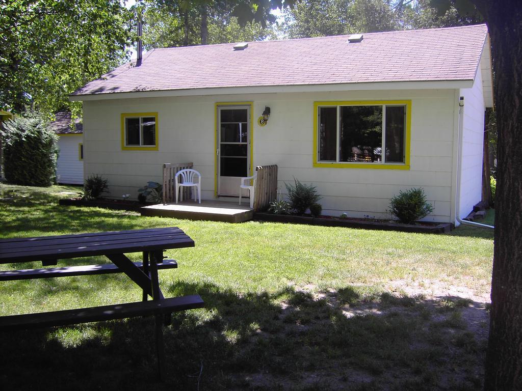 Woodland Cedars Family Cottage Resort Wasaga Beach Room photo