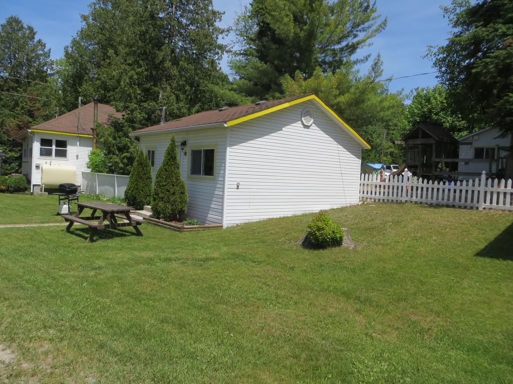 Woodland Cedars Family Cottage Resort Wasaga Beach Exterior photo