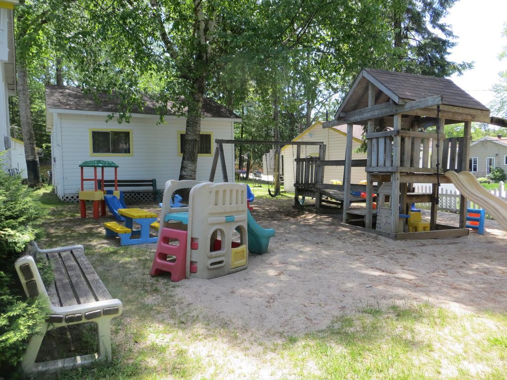 Woodland Cedars Family Cottage Resort Wasaga Beach Exterior photo