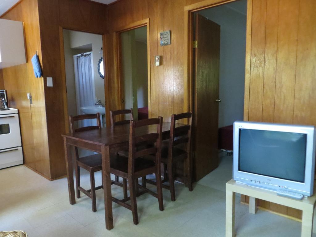 Woodland Cedars Family Cottage Resort Wasaga Beach Room photo
