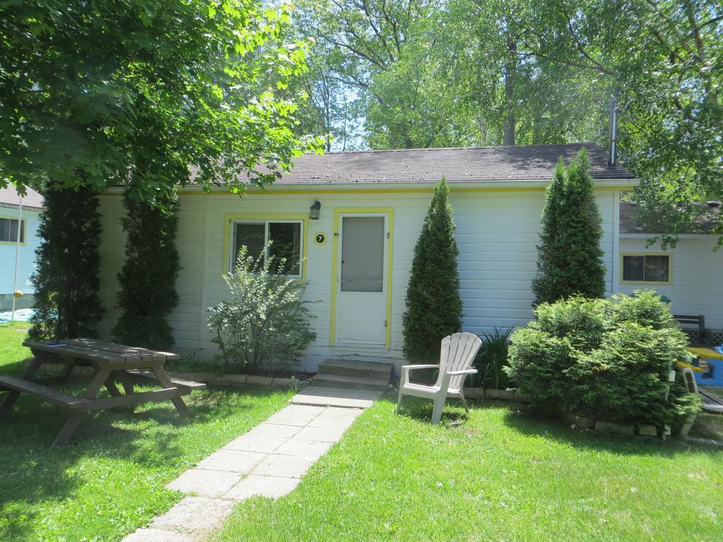Woodland Cedars Family Cottage Resort Wasaga Beach Room photo